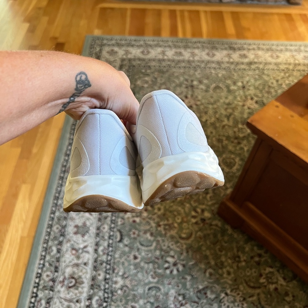 New Balance Women's Cream Sneakers - Picture 4 of 7